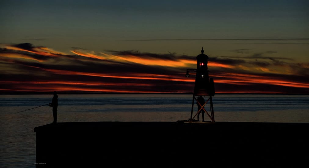 Fiskerene og Molefyret i solnedgang.