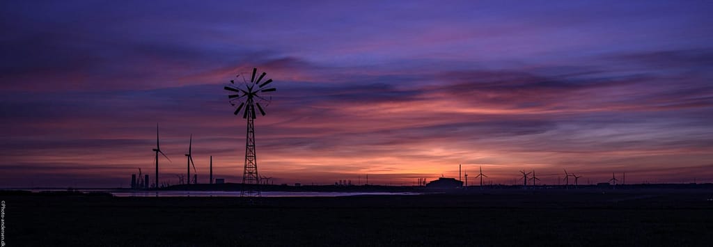 Den gamle vandpumpe mølle i solnedgangen ved Esbjerg, Danmark.