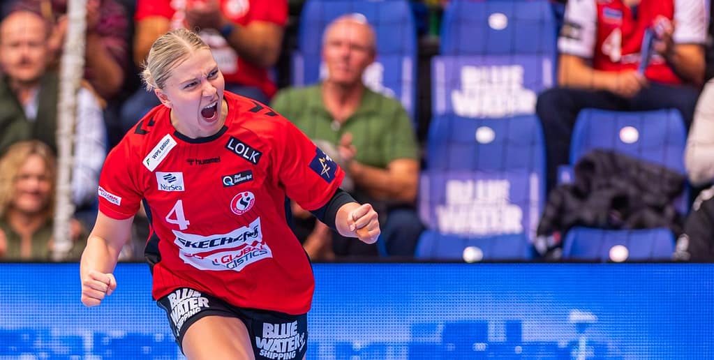 Michala Møller fra Team Esbjerg jubler efter scoring mod BV Borussia Dortmund – foto taget med Nikon 300mm f/2.8 VR1 af Photo Andersen