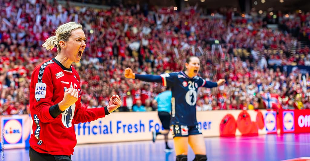 Katrine Lunde, Ingvild Bakkerud fra det Norske landshold jubler over redning fra Katrine Lunde i VM Finalen mod Frankrig