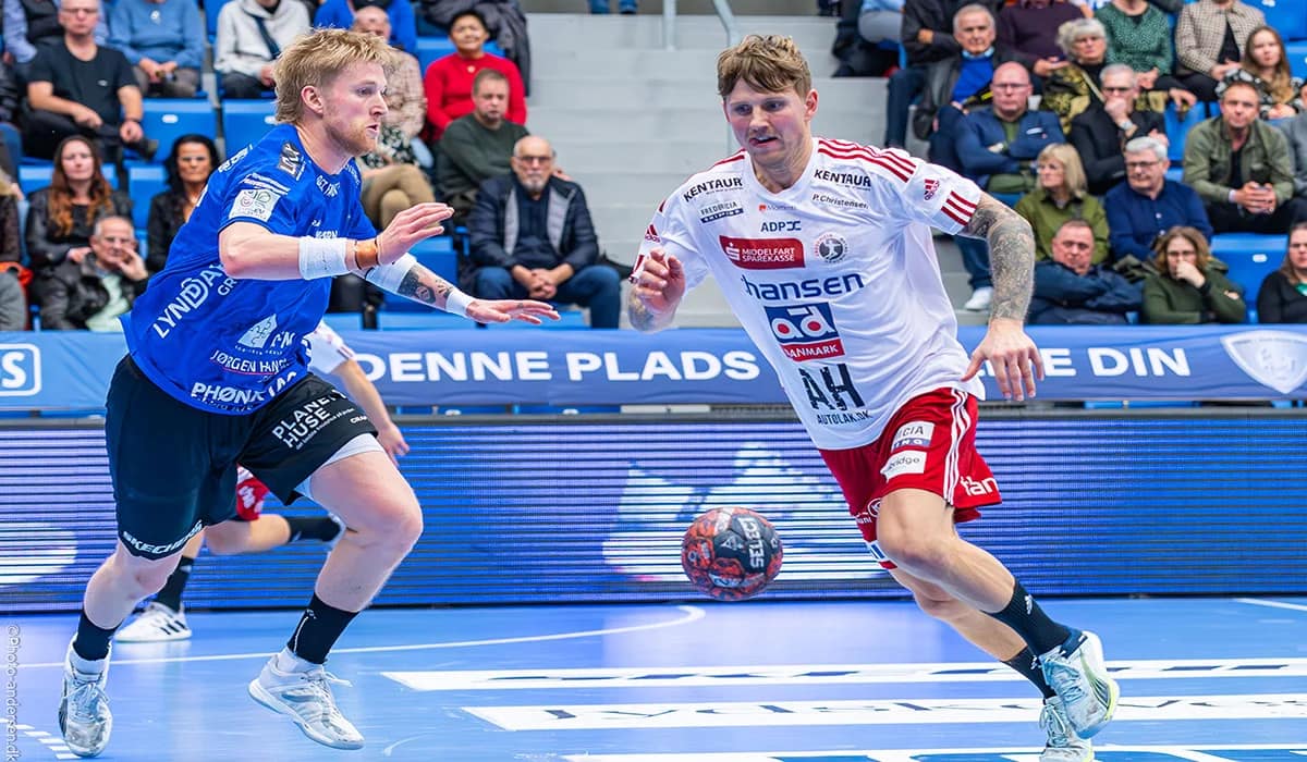 Anders Kragh Martinusen i nær kamp mod Ribe Esbjerg HHs forsvar
