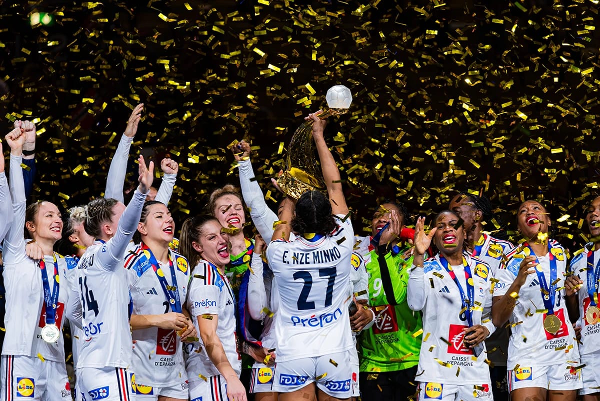 De franske spillere løfter pokalen efter sejren i finalen ved VM 2023 i en fuld Jyske Bank Boxen hvor de vandt over Norge 31 - 28