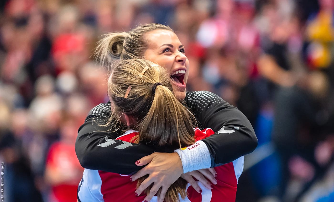 En glad omfavnende Nora Mørk krammer Mette Tranborg efter sejr til Team Esbjerg i forrige års Champions League i Blue Water Dokken