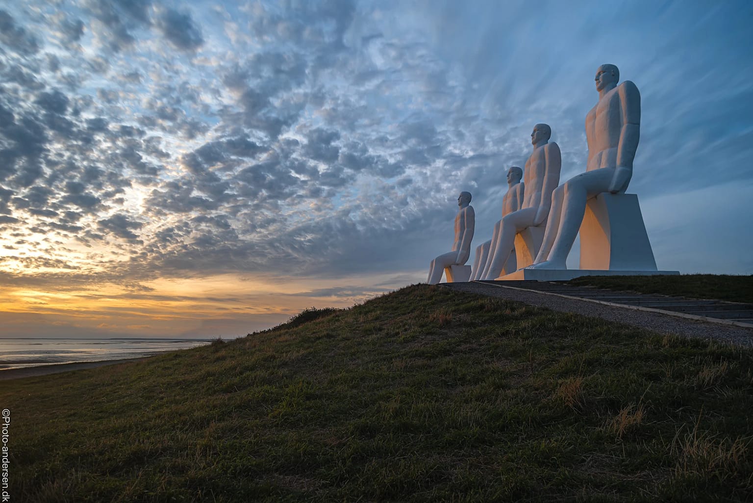 I folkemunde ofte kaldet De 4 hvide mænd, er en 9 meter høj skulptur i hvid beton, udført af billedhuggeren, maleren og grafikeren Svend Wiig Hansen. Den er placeret nord for Esbjerg ved Sædding Strand. Placeringen lige overfor Fiskeri- og Søfartsmuseet, en af områdets store turistattraktioner, gør at den får stor eksponering, og er blevet et kendt vartegn for Esbjerg