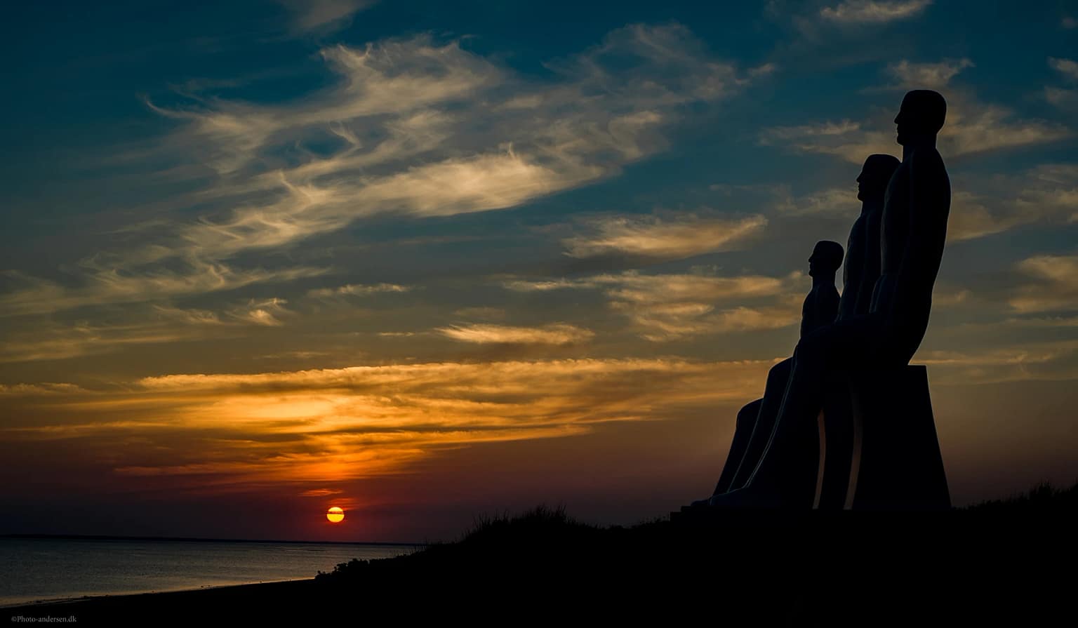 Mennesket ved havet i solnedgang, ved Esbjerg, Danmark