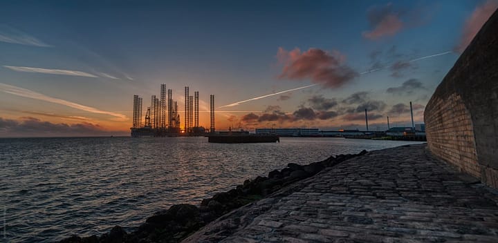 Boreplatforme ses herfra havnemolen ved Esbjerg havn.