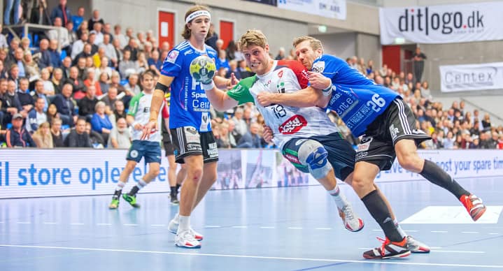 Rasmus Nielsen fra REH holder Morten Bjørnshauge fra SønderjyskE