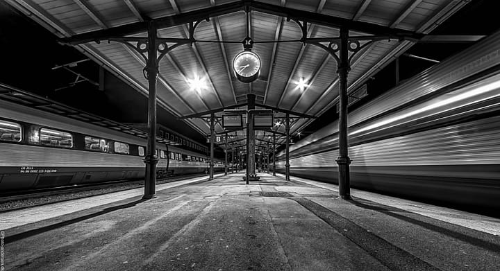 En perron på Esbjerg banegård en aftentime, hvor toget køre mod København kl: 20:40