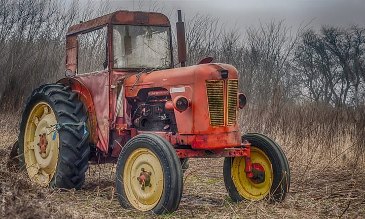 Gammel Traktor på en mark nær Esbjerg