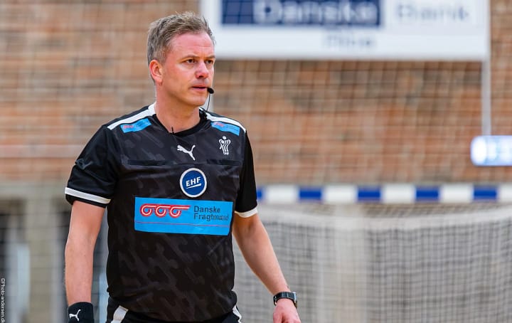 Jesper Kirkholm Madsen som er dommer til en kamp i Ribe Fritidscenter