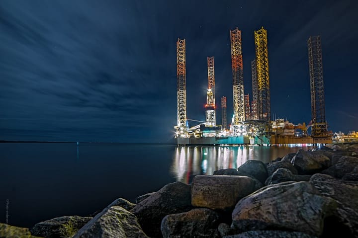 Mærsk Giant sammen med hotelriggen i Esbjerg havn