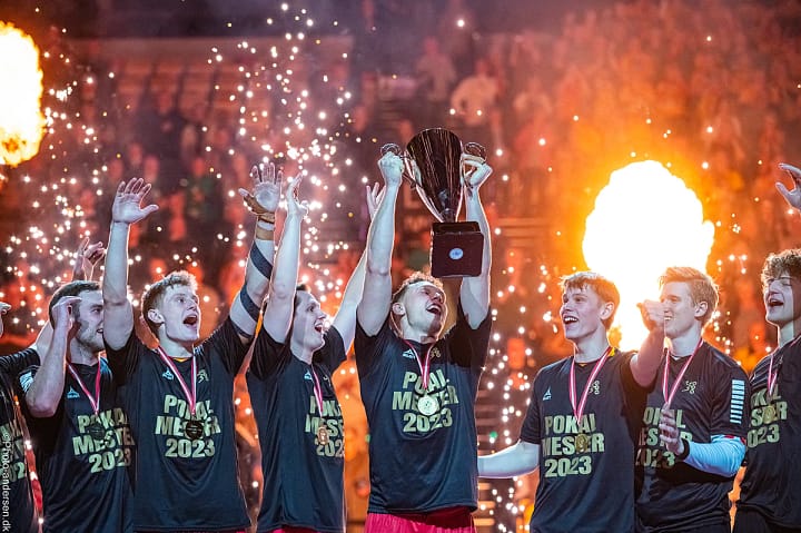 Med ild i baggrunden, løftede GOG pokalen efter sejren over Skjern Håndbold i final4, i Jyske Bank Boxen.