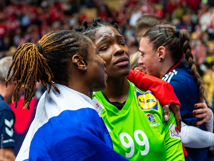 Hatadou Sako som er i den grønne trøje, og en spiller i et rørende øjeblik efter finalesejren over Norge til VM 2023 i en fuld Jyske Bank Boxen.