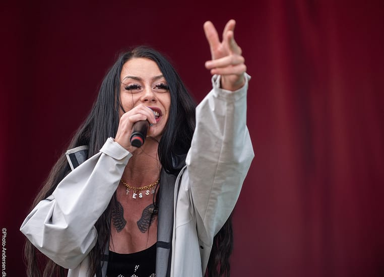 Den kvindelige rapper Tessa til hendes første gang på Grøn Koncert. her er hun fotograferet ved Skibhøjen ved Esbjerg.