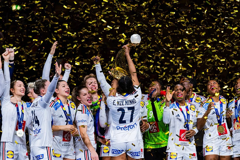 De franske spillere løfter pokalen efter sejren i finalen ved VM 2023 i en fuld Jyske Bank Boxen hvor de vandt over Norge 31 - 28