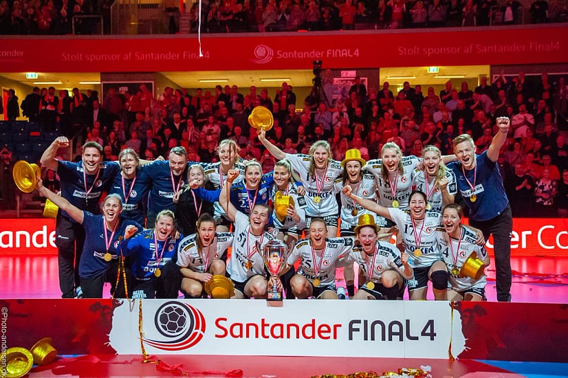 Team Esbjerg løfter pokalen og bryder ud i glædesbrøl efter sejren over Odense i Final4 i Blue Water Dokken