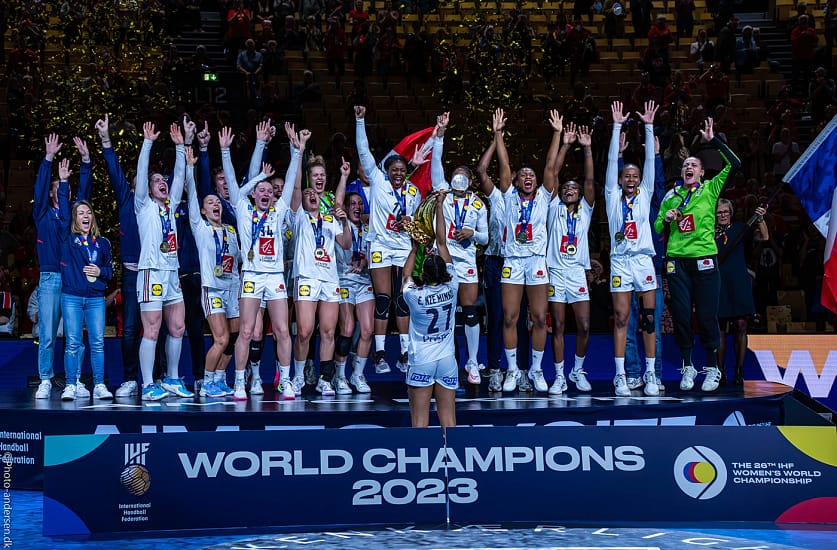 De franske spillere løfter pokalen efter sejren i finalen ved VM 2023 i en fuld Jyske Bank Boxen hvor de vandt over Norge 31 - 28