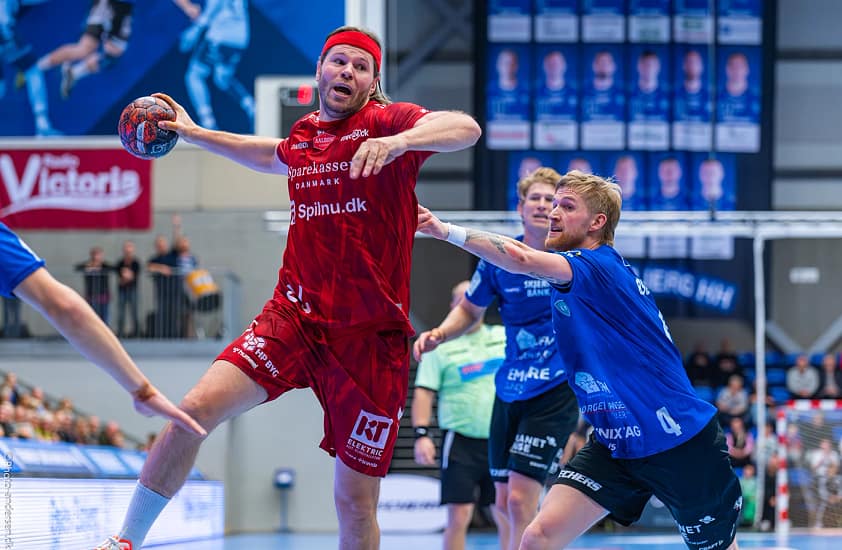 Mikkel Hansen kæmper sig forbi Elvar Ásgeirsson i Ribe-Esbjerg forsvaret hvor Aalborg tabte kampen