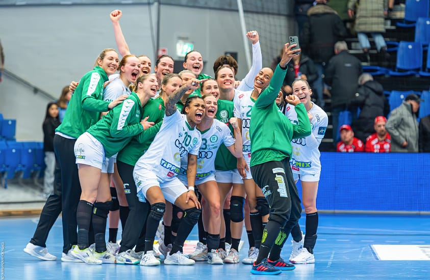 Györi-Audi-ETO-KC-gruppe billede efter de har vundet over Team Esbjerg, forest ses Hatadou Sako i Blue Water Dokken