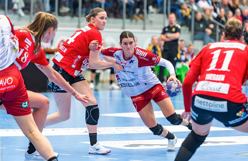 Stine Ruscetta Skogrand fra Ikast Haandbold i angreb spil mod Team Esbjerg hvor de spiller i Blue Water Dokken