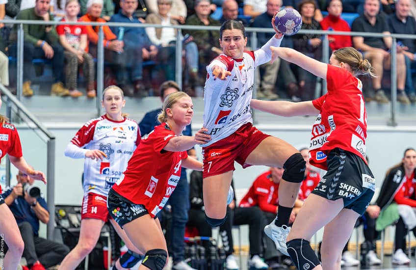 Stine Ruscetta Skogrand fra Ikast Haandbold i angreb spil mod Team Esbjerg i Blue Water Dokken