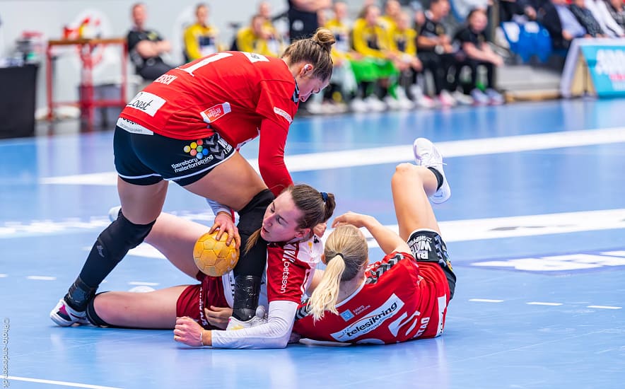 Henny Reistad og Rikke Iversen i karambolage mod Ikasts Ingvild Bakkerud