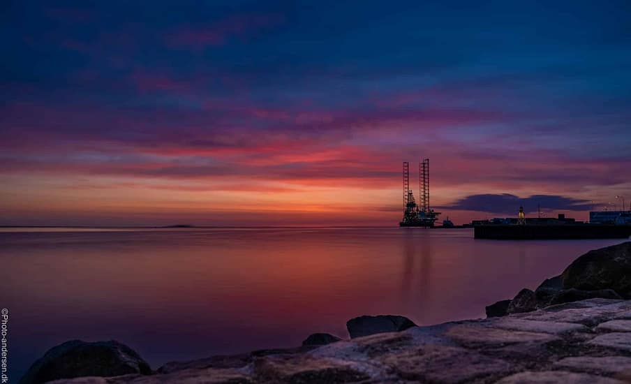 Boreplatformen i solnedgang ved Esbjerg havn.