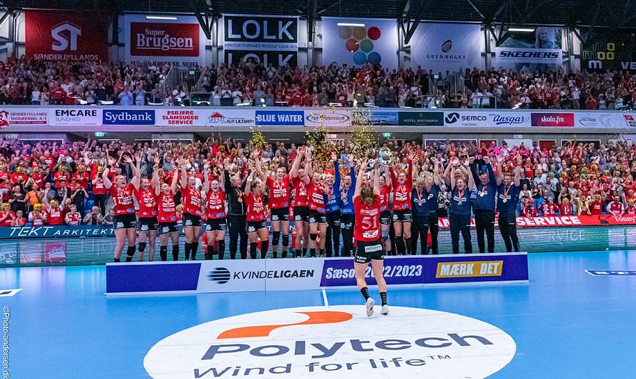 Team Esbjerg løfter pokalen og bryder ud i glædesbrøl efter sejren over Odense i HTH Dameligaen i Blue Water Dokken