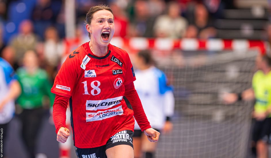 Olivia Löfqvist fra Team Esbjerg jubler efter scoring mod CSM Bucuresti i Blue Water Dokken
