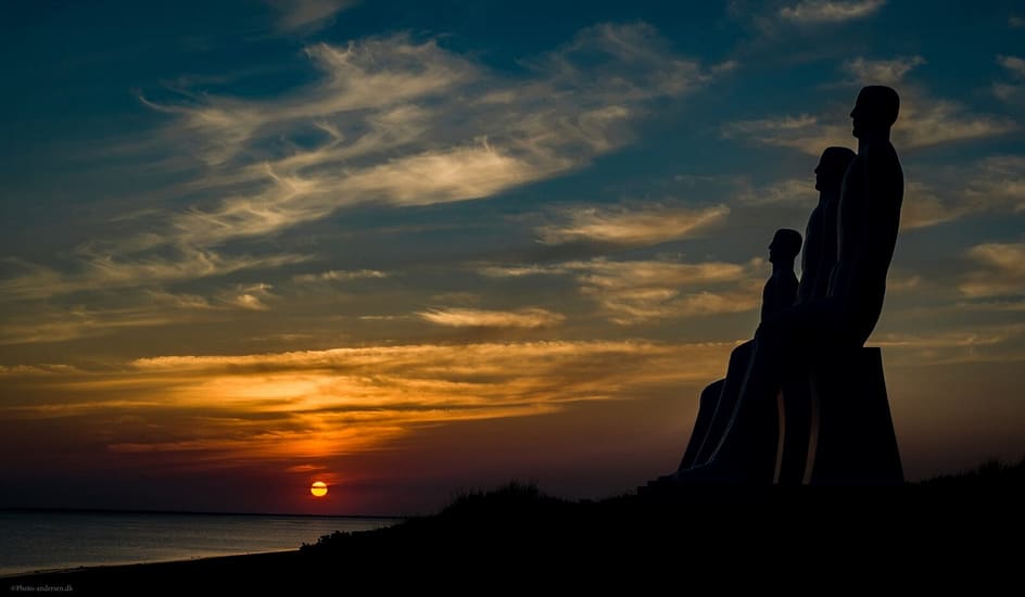 Mennesket ved havet i solnedgang, ved Esbjerg, Danmark