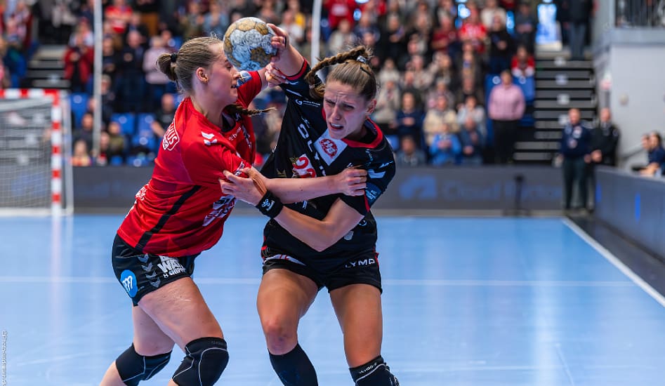 Live Rushfeldt Deila i forsvarsaction mod Xenia Smits' angreb i Blue Water Dokken