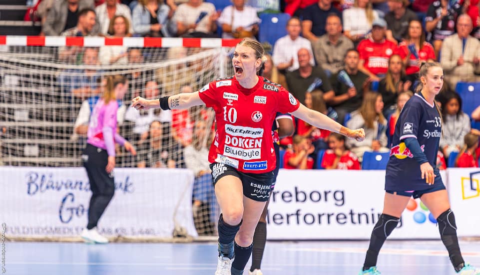 Kathrine Heindahl jubler efter en scroring imod Odense Håndbold i 1. finale kamp i Blue Water Dokken