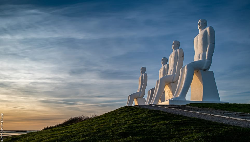 I folkemunde ofte kaldet De 4 hvide mænd, er en 9 meter høj skulptur i hvid beton, udført af billedhuggeren, maleren og grafikeren Svend Wiig Hansen. Den er placeret nord for Esbjerg ved Sædding Strand. Placeringen lige overfor Fiskeri- og Søfartsmuseet, en af områdets store turistattraktioner, gør at den får stor eksponering, og er blevet et kendt vartegn for Esbjerg